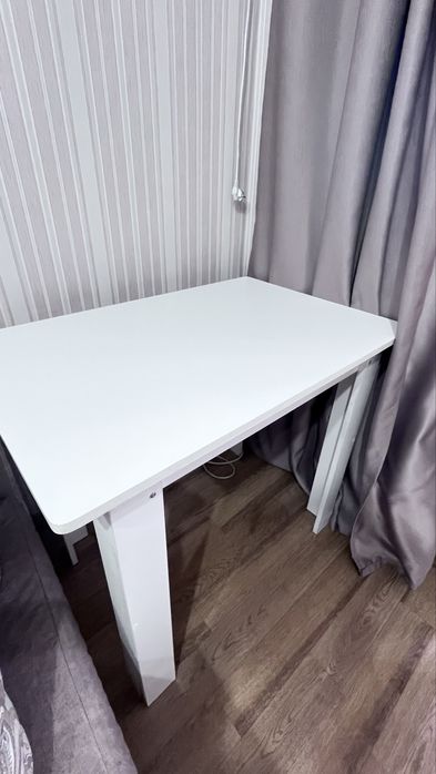 Стол кухоный белый