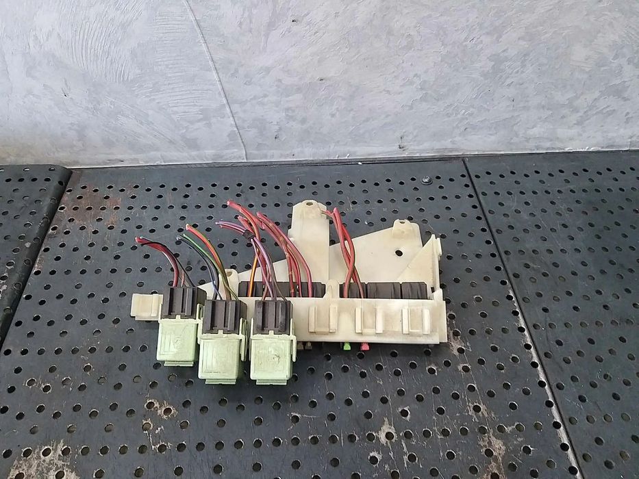 Panou sigurante relee bmw seria 5 e39 8371884