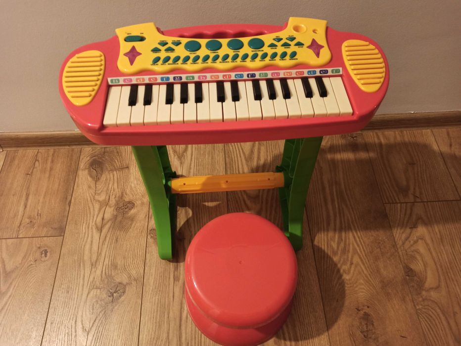 Premergator,  tricicleta și excavator electrice, pian, masa activități