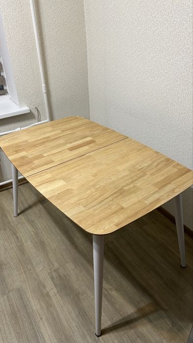 Обеденный стол со стульями