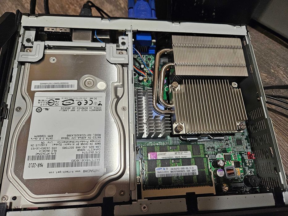 Продавам мини компютър Acer Veriton L670G