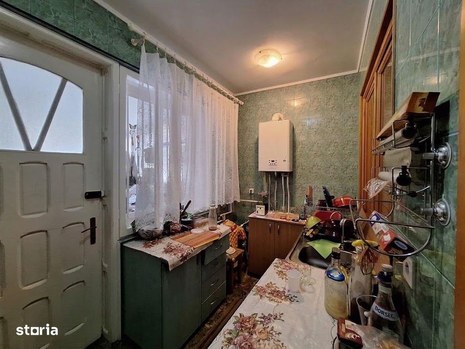 Casă cu 6 camere, curte și mansardă Bacău