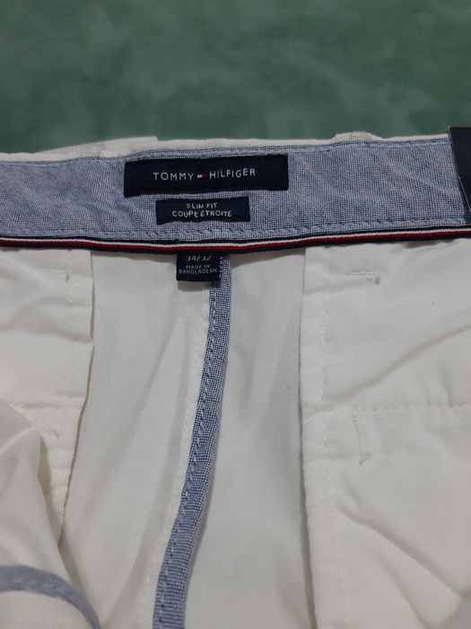 Pantaloni albi, drepti, mulati, in stare foarte buna, marimea  34/32.