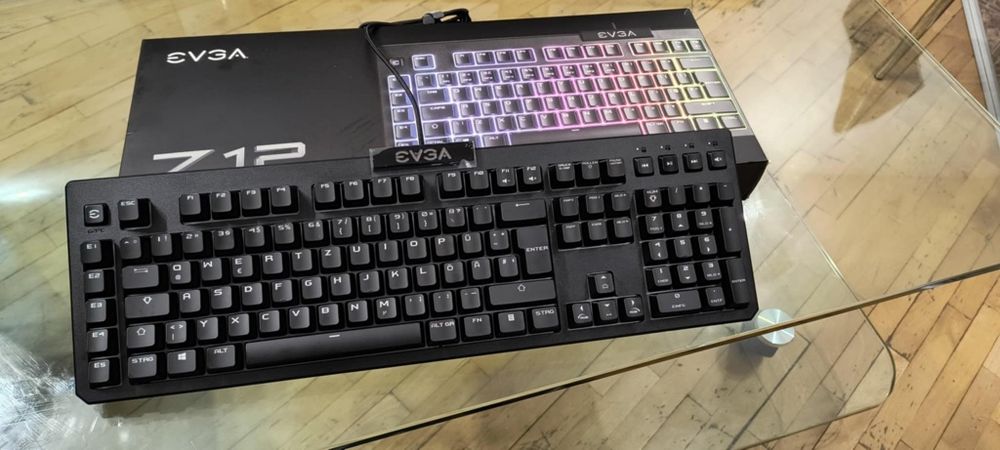 Чисто нова клавиатура EVGA Z 12