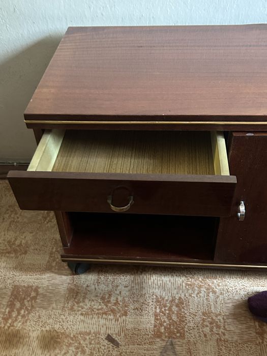 Тумба на колесах