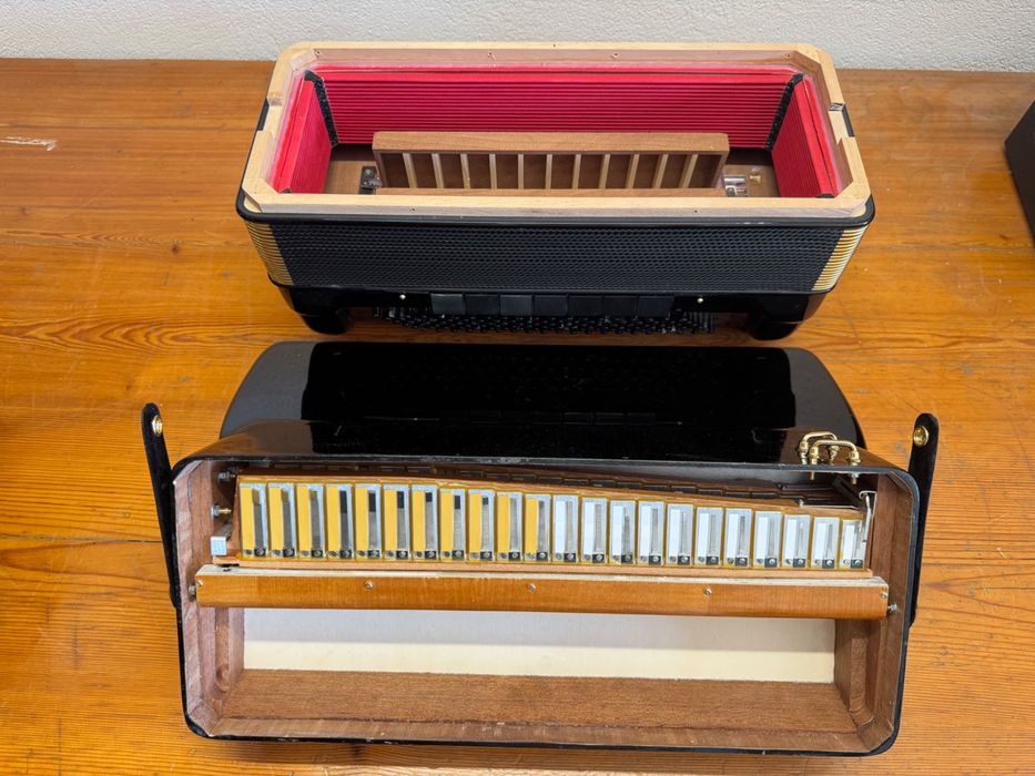 Acordeon Serenelli cu 2 scaune în cassotto, muzica veche Antonelli pentru sistem Midi
