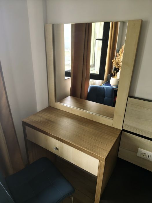 Măsuță machiaj cu oglinda