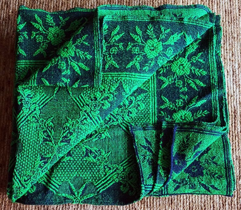 Ръчно тъкан вълнен килим (покривало за легло)