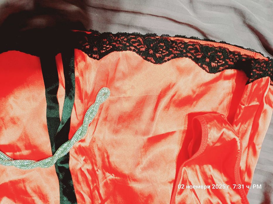 Сатенена червена нощница с черна дантела