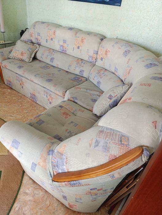 Угловой диван и два кресла