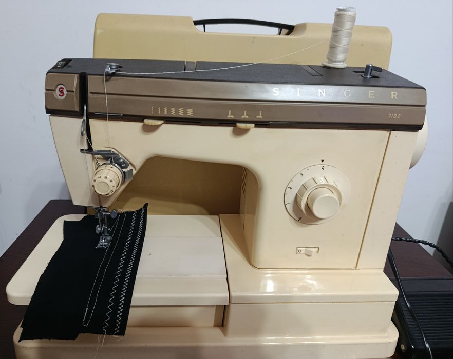 Mașina cusut Singer 7102 metal