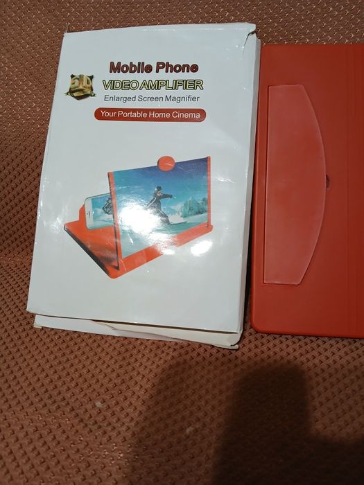 Увеличително стъклоза гледане на телефон става като екран