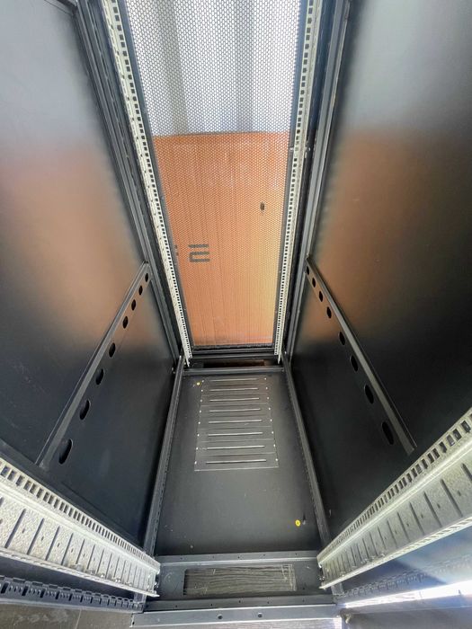 Комуникационен/Сървърен шкаф 42U 600x1000 (TOTEN, Черен) в пълна окомплектовка с крачета + 2 броя ключове (доставя се сглобен)