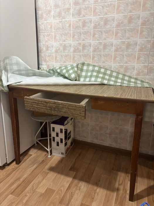 Продам срочно  стол