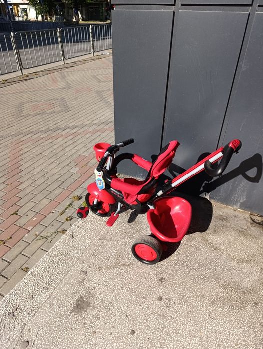 Детска триколка със завиваща дръжка,покрив и багажник с чанта