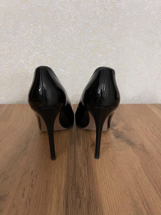 Продам лакированные туфли