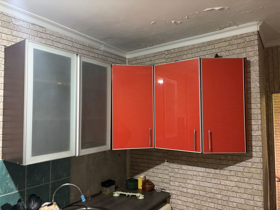 Кухонный гарнитур, шкаф, и угловой диван