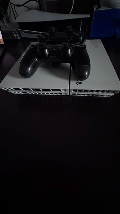 Конзола ps4 с два оригинални контролера!
