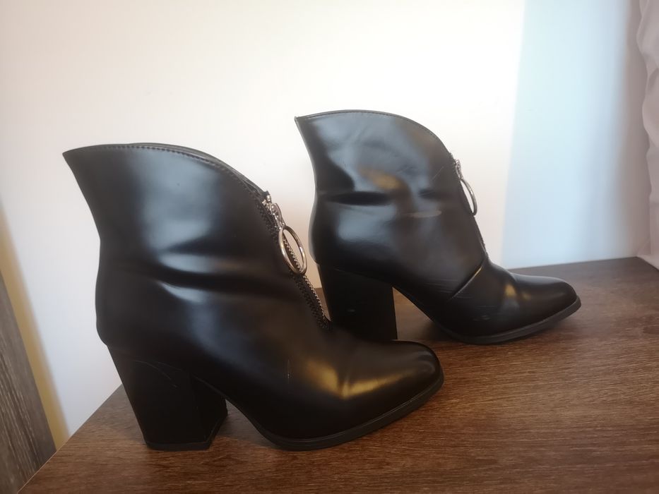 Botine negre cu fermoar mar. 36