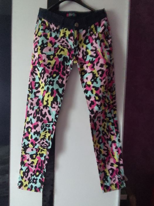 Продавам чисто нови панталони