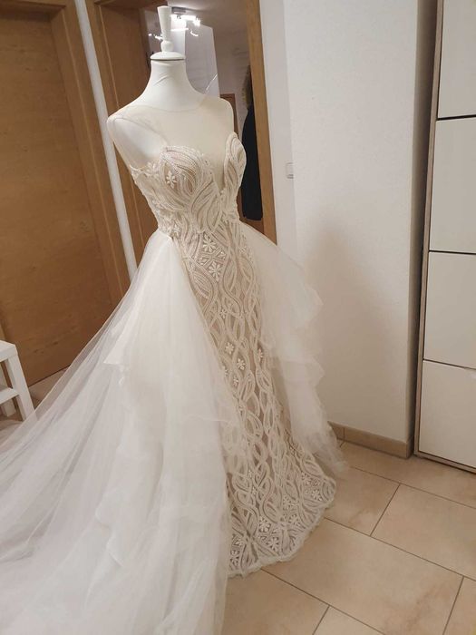 Vind rochie mireasa model deosebit  1100 lei