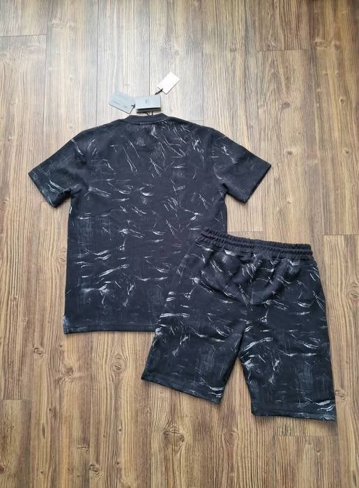 Мъжки екип BALENCIAGA  размер S 

Най-висок клас материя и

изработк