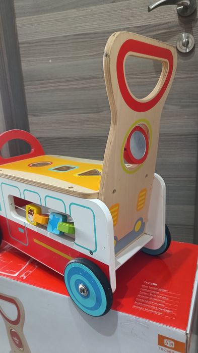 Tooky Toy Wooden Multi-Function Walker е детска дървена проходилка с интерактивни активности