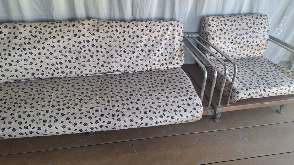 Продам два кресла и диван.