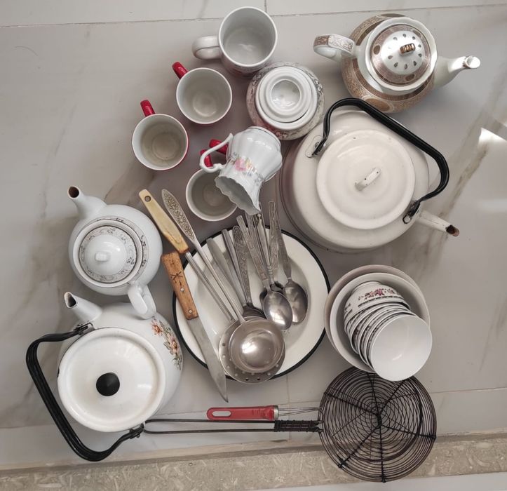 Әр түрлі ыдыстар сатылады