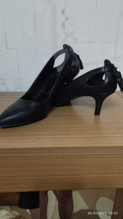 Продам женские выходные туфли