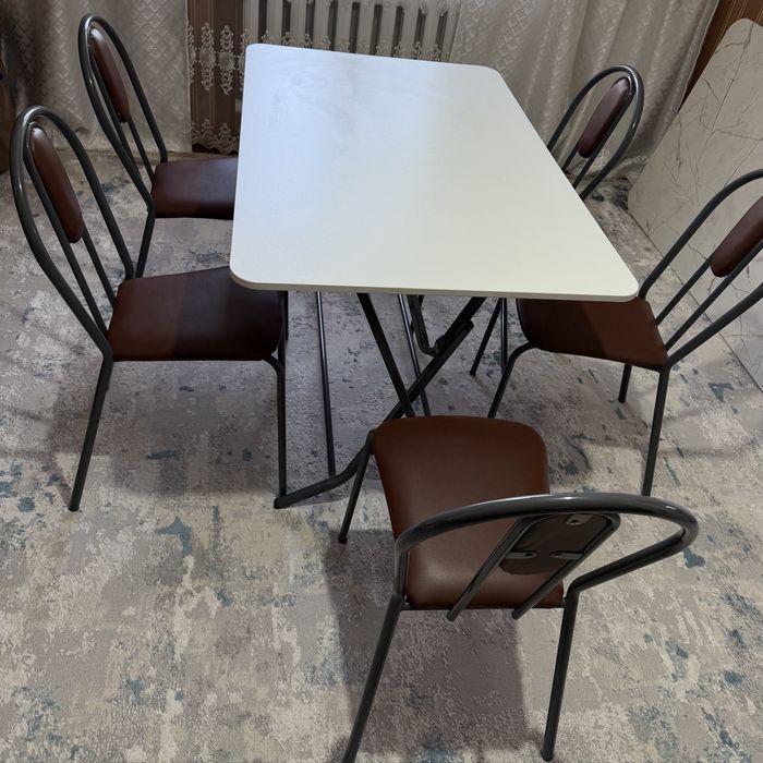 Стол и стулья продаю срочно.