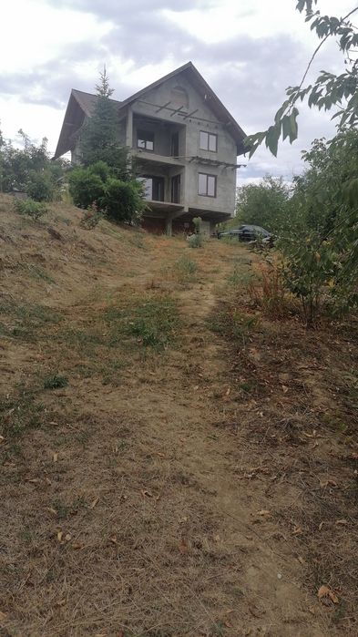 Casa de vânzare cu garaj parter și etaj 500 MP teren