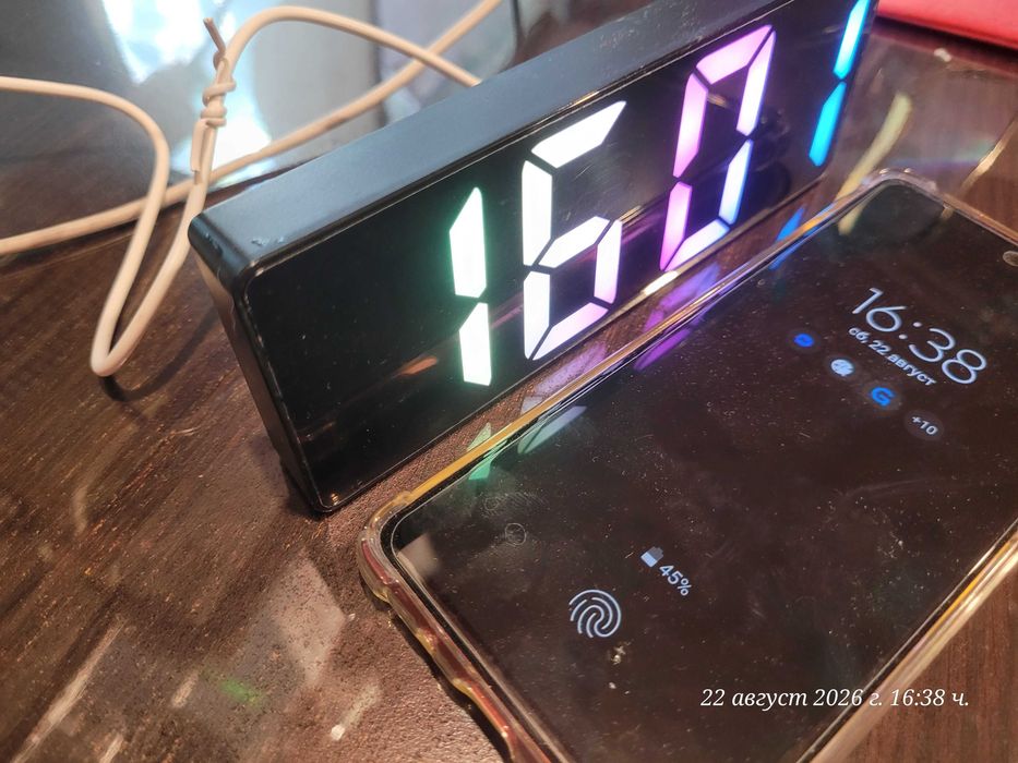 LED будилник с многоцветен RGB дисплей и огледална повърхност
