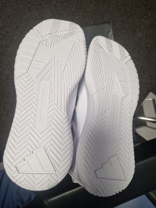 Vand lot de 10 buc,gheata Adidas, noi cu eticheta nr 46