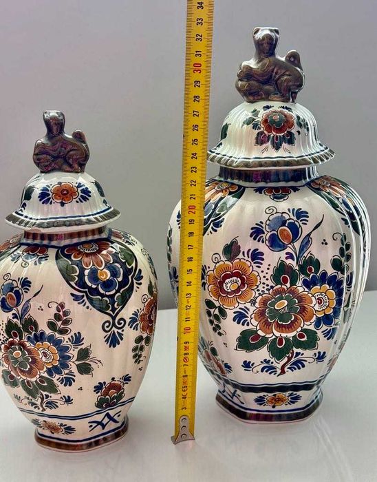 Две вази / урни Royal Delft Polychrome