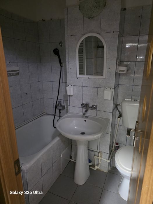 Închiriez garsoniera