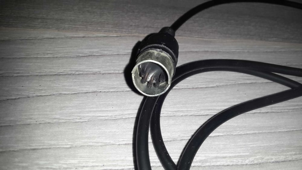 Microfon dinamic retro Levis DM-210 unidirecțional, conceput în principal pentru magnetofoane sau sisteme de casă.