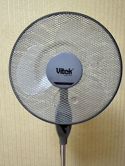 Вентилятор Vitek напольный