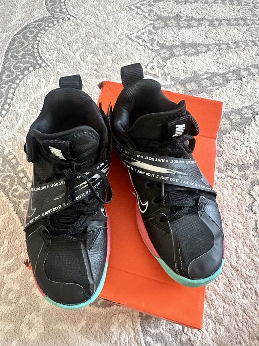 Продам кроссовки Nike