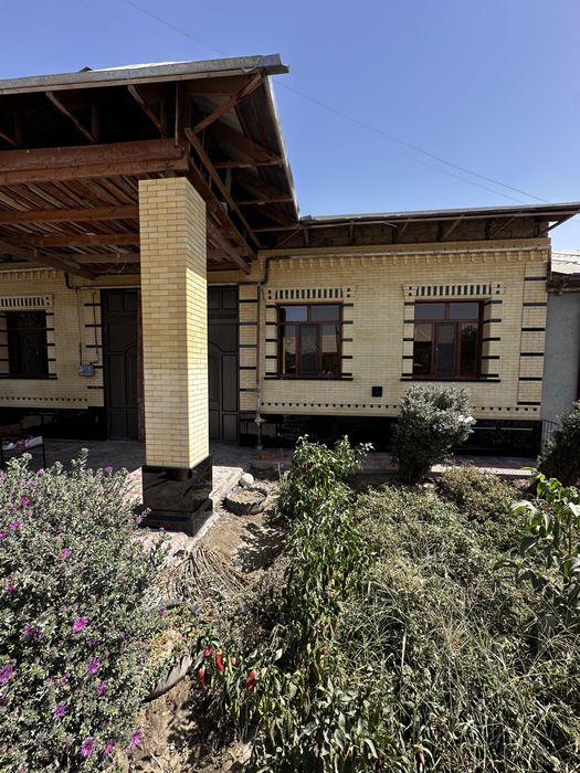 Stolda porno tomosha qiling it uslubi