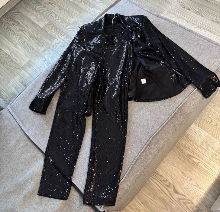 Екстравагантен дамски сет- сако и панталон с блестящ ефект