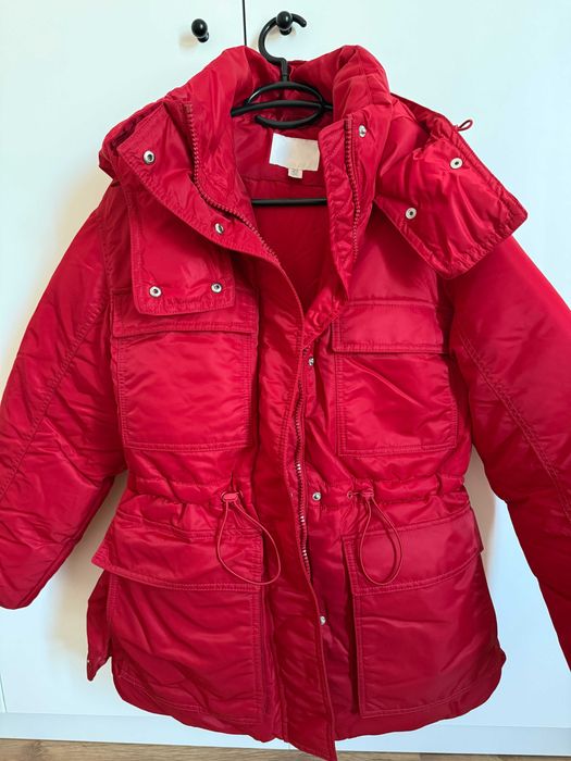 Geacă roșie de iarnă Bershka – Oversize, foarte călduroasă și cu look cool