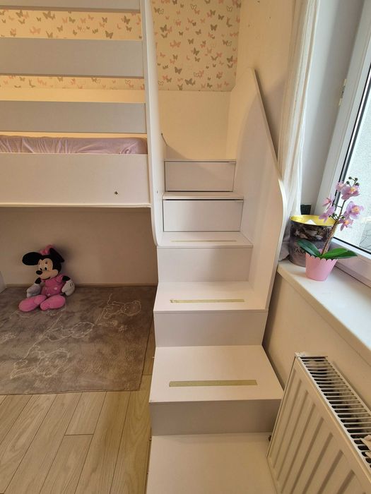 Vand pat supraetajat alb cu spatiu de joaca sub pat