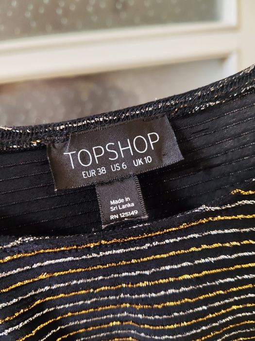 Блестяща рокля с гол акцент на ханша