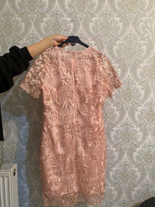 Платье розовое с вышивками