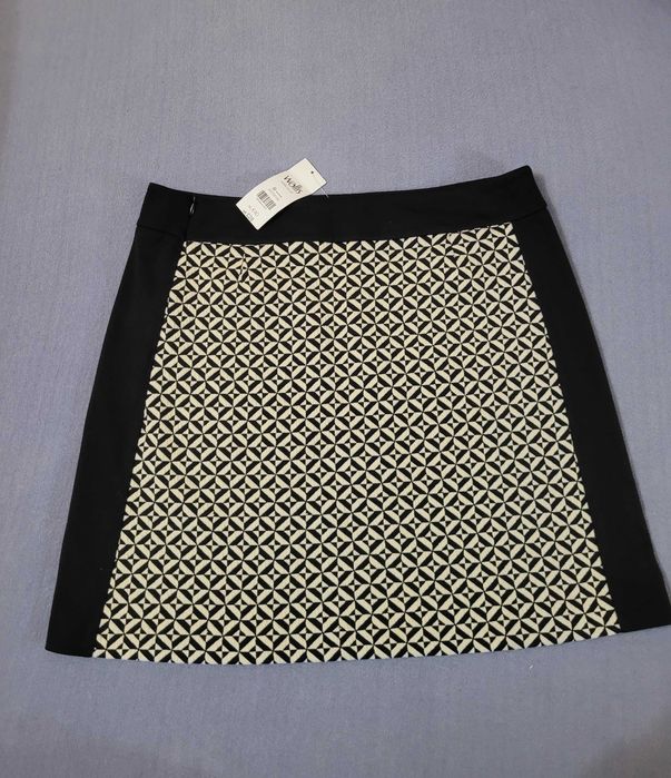 Wallis, UK,  fusta noua.