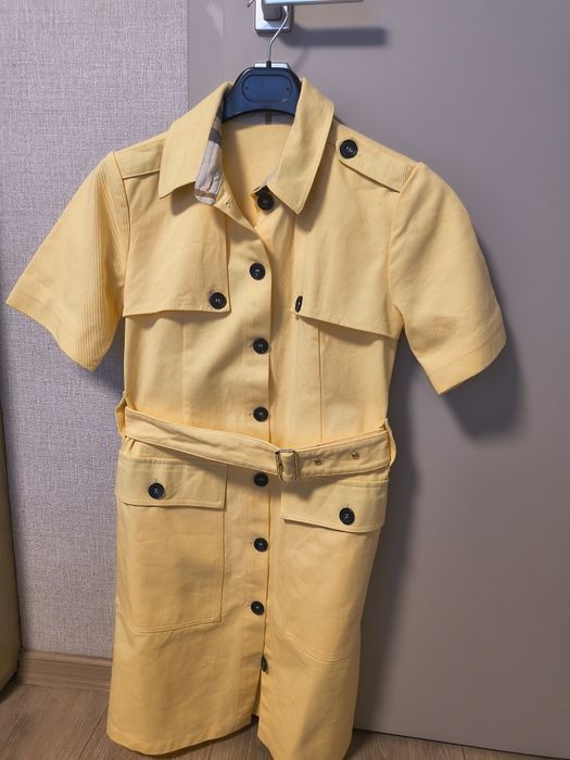 Жълта рокля със колан Burberry.