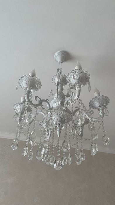 Люстра в белом цвете