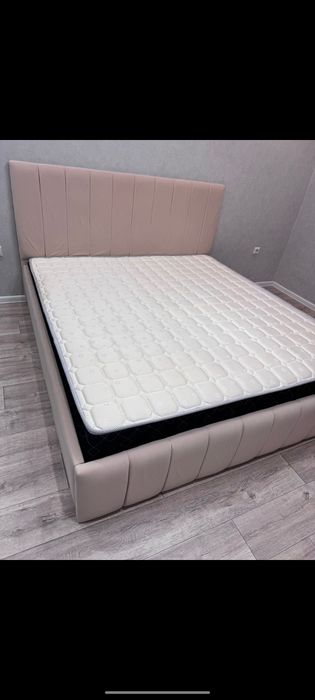 Кровать с матрасом