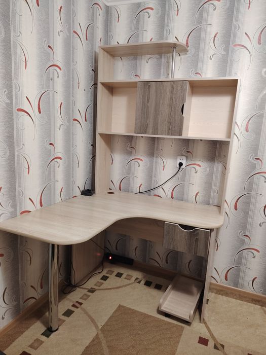 Продам компьютерный стол